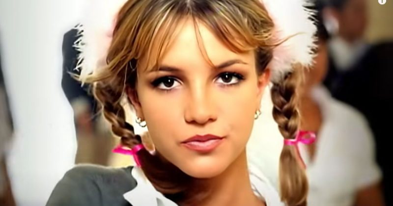 De l’École à la Scène Mondiale : L’Ascension de Britney Spears avec ‘…Baby One More Time’